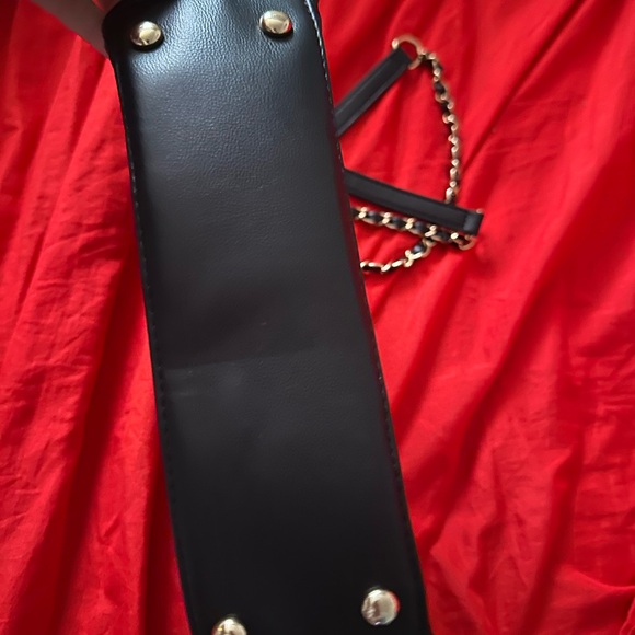 Elegant Black Quilted Shoulder Bag - Picture 5 of 6